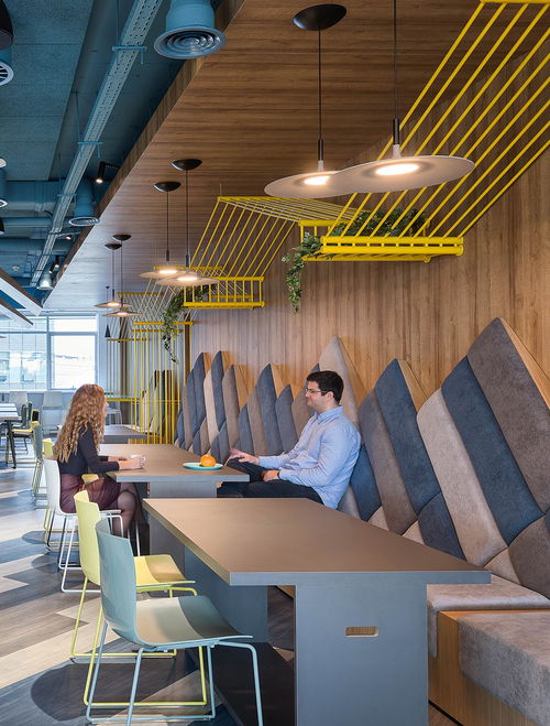 時(shí)尚辦公網(wǎng) 辦公設(shè)計(jì) 設(shè)計(jì)欣賞 靈動(dòng)多變 塞爾維亞tech l05開(kāi)發(fā)部門(mén)辦公室創(chuàng)新設(shè)計(jì)欣賞